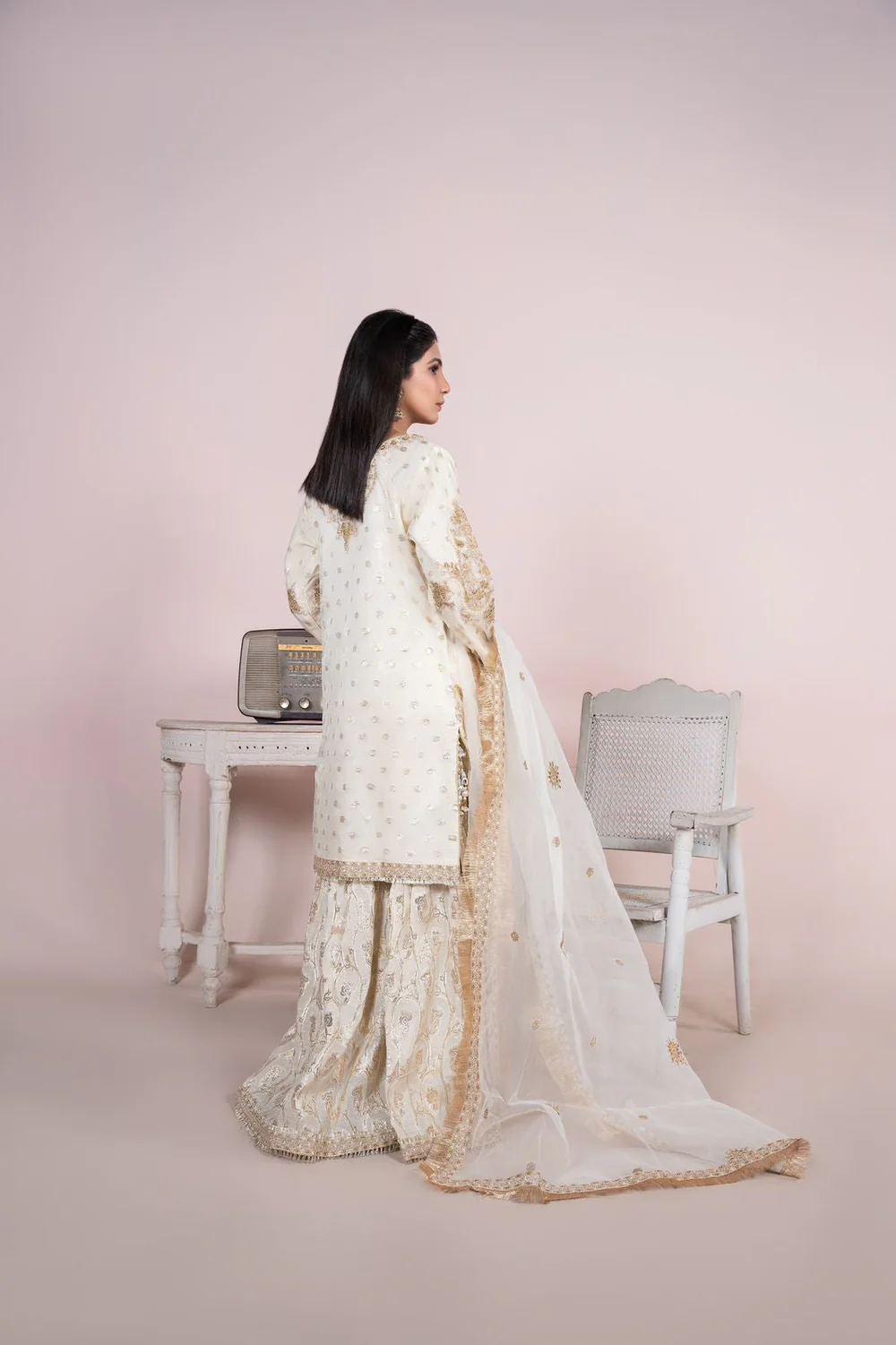 White Crown by Sara Jahan - Image 5